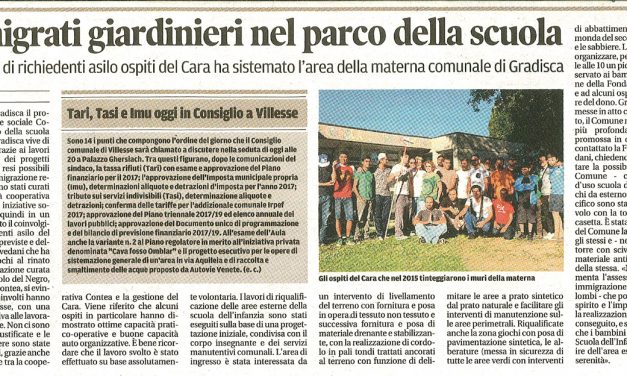 Immigrati giardineri nel parco della scuola